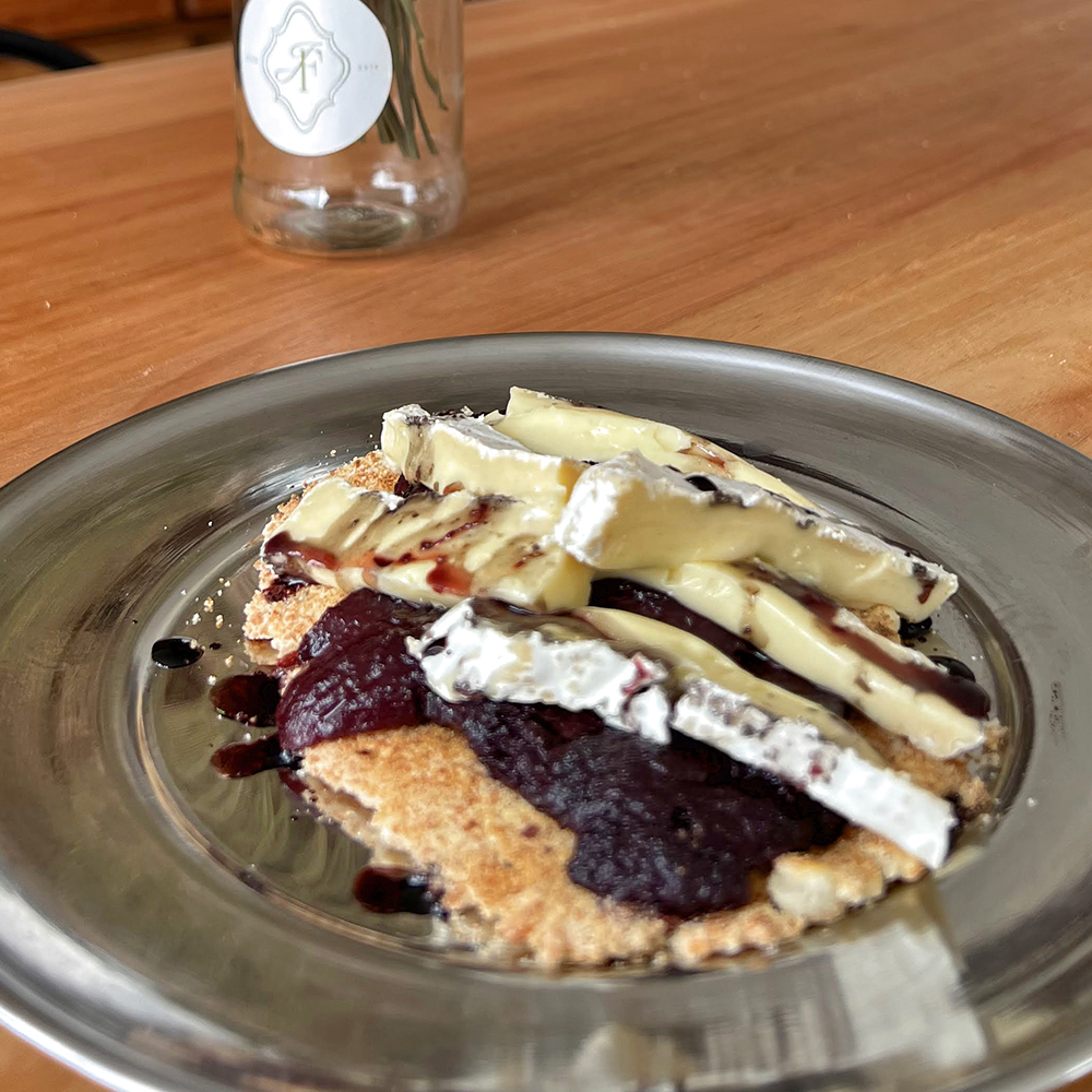 Mbejú con brie y pera al Malbec