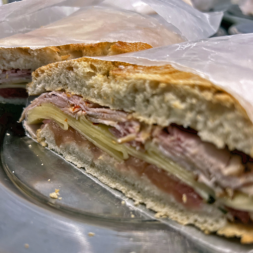Ciabatta de porchetta y chutney